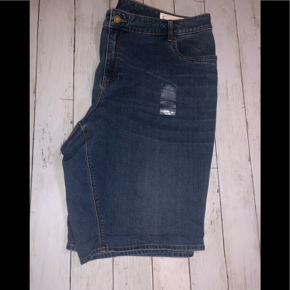 Vince Camuto Pants - NWT🏷Turo by Vince Camuto Shorts 24w